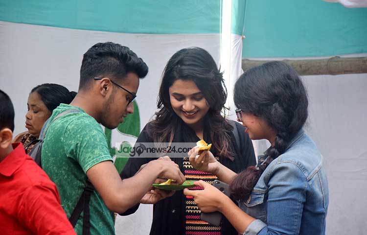 নানা পদের পিঠার স্বাদ নিচ্ছেন ব্যস্ত নগরীর তরুণ-তরুণীরা। ছবি : মাহবুব আলম