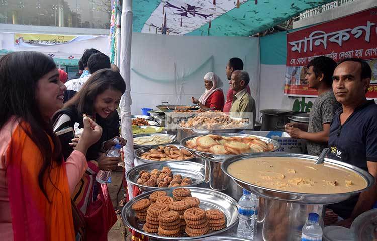 মজার মজার সব পিঠার পসরা সাজিয়ে রাখা হয়েছে মেলাতে আসা স্টলগুলোতে। ছবি : মাহবুব আলম