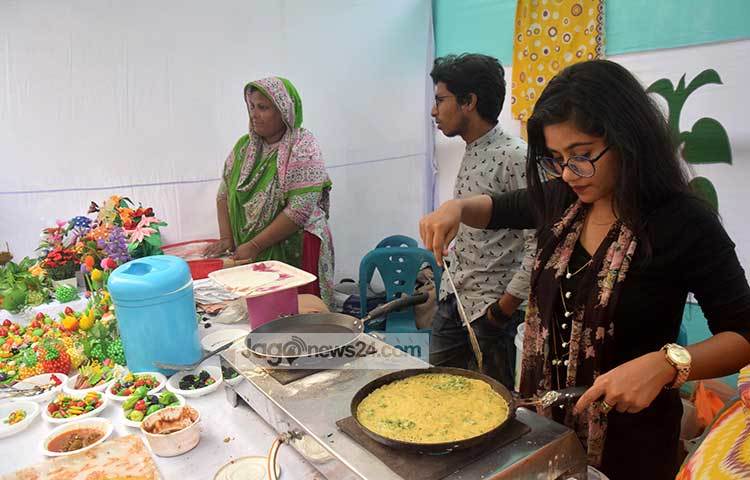 এই স্টলে পিঠা বানানো হচ্ছে। ছবি : মাহবুব আলম