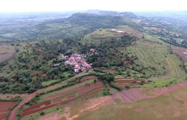 উপত্যকা থেকে নীচের বসতি দর্শকদের মনকে দূর দিগন্তে নিয়ে যাবে।