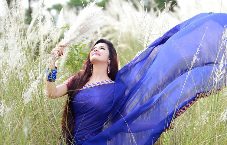 কাশের বনে শাড়ির আঁচল উড়িয়ে পরীমনি দূরে কোথাও উড়ে যাবে! ছবি : ফেসবুক