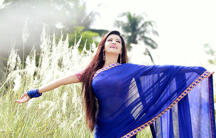 ডানা মেলে উড়ে যাওয়ার অপেক্ষায় পরীমনি। ছবি : ফেসবুক