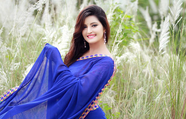 কাশ বনে মিষ্টি হাসির ঝিলিক দিয়েছেন পরীমনি। ছবি : ফেসবুক