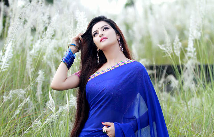 খোলাচুলে নিজেকে মেলে ধরেছেন। অবসর পেলেই পরীমনি ছুটে যান প্রকৃতির কাছে। ছবি : ফেসবুক