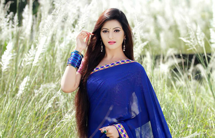 ক্যামেরার সামনে পোজ দিচ্ছেন পরীমনি। দর্শকদের সামনে নিজেকে আকর্ষণীয় করে তুলে ধরাই তার একমাত্র আরাধনা। ছবি : ফেসবুক