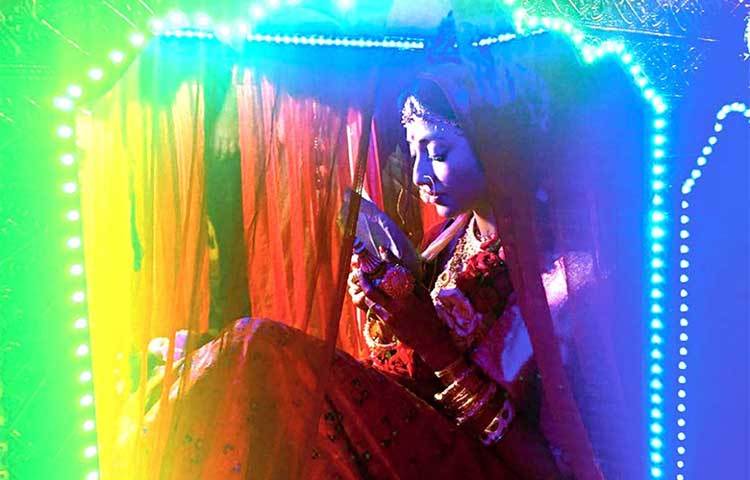 লাউঞ্জের পোডিয়াম থেকে বিয়ের মণ্ডপ পর্যন্ত পালকিতে চড়ে পৌঁছান অভিনেত্রী।