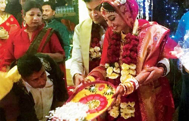 বিয়েতে খাদ্যতালিকাতেও ছিল চমক। ভারতীয় খাবারের পাশাপাশি ইতালিয়ান এবং নুডল্সের জন্য ছিল বিশেষ কাউন্টার।