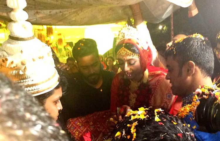 পাত্র গুয়াহাটির বাসিন্দা অর্জুন দেব। অর্জুন পেশায় হোটেল ব্যবসায়ী।