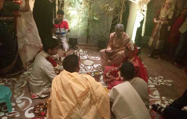 রাত গড়াতেই হোটেলের ডিলাক্স লাউঞ্জে নেমেছিল তারকার ঢল।