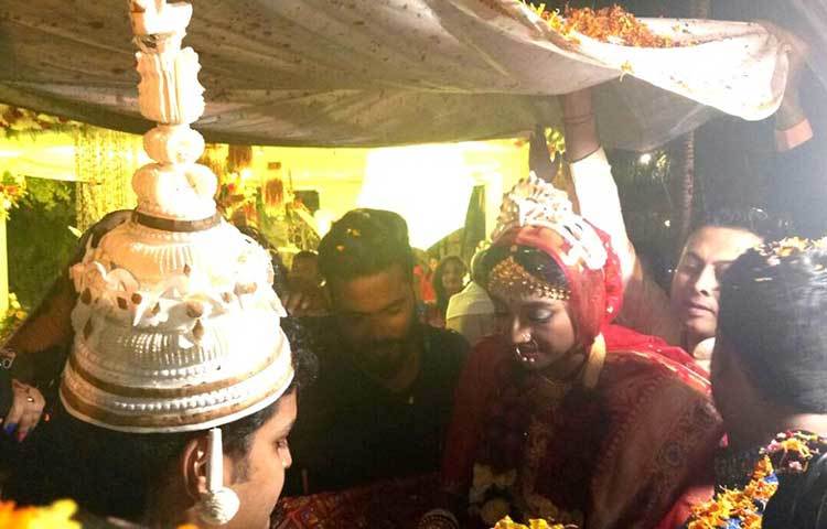 ভারতের রাজ্য মন্ত্রিসভার মানুষ থেকে শুরু করে গোটা টালিউডের অনেকেই বিয়ের আমন্ত্রিতের তালিকায় ছিলেন।