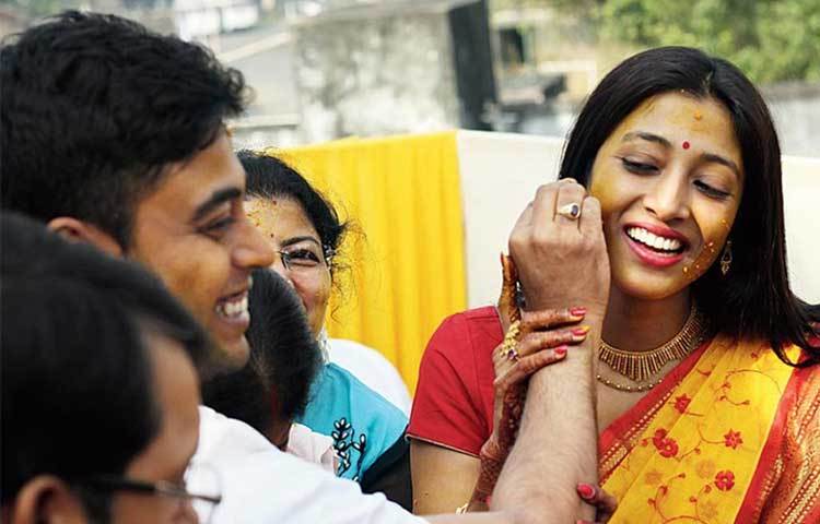 সোমবার সকালে গায়ে হলুদের মুহূর্তে পাওলি।