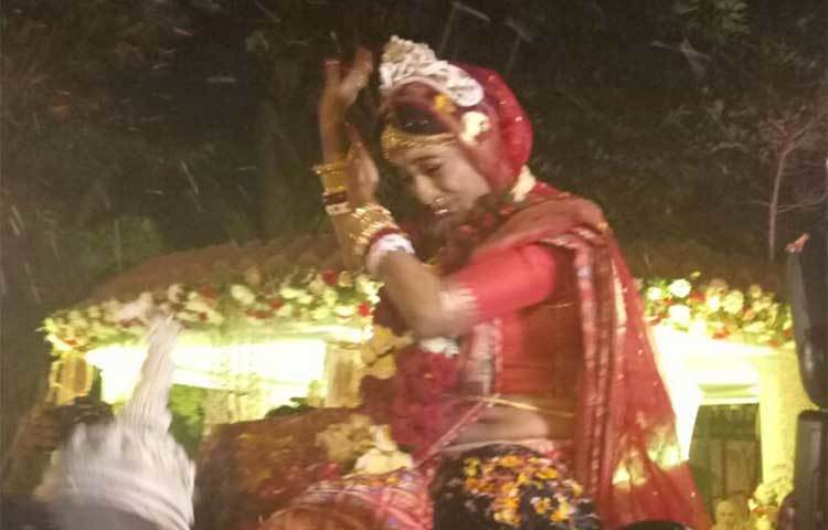 রাত ৮.৫০’এ বিয়ের পিঁড়িতে বসেন পাওলি। পিঁড়িতে বসার আগেই ছিল আসল চমক।