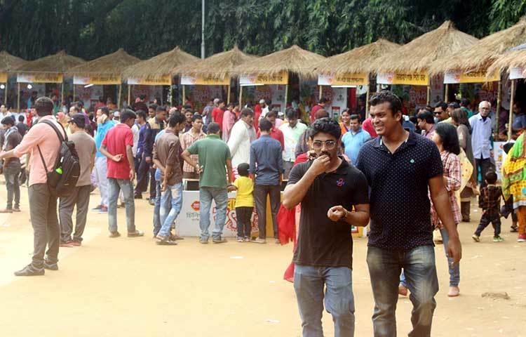 বাংলার নবান্নকে বরণ করতে রাজধানীতে চলছে ‘নবান্ন উৎসব’। উৎসবে আগত দর্শকদের একাংশ। ছবি : বিপ্লব দিক্ষৎ