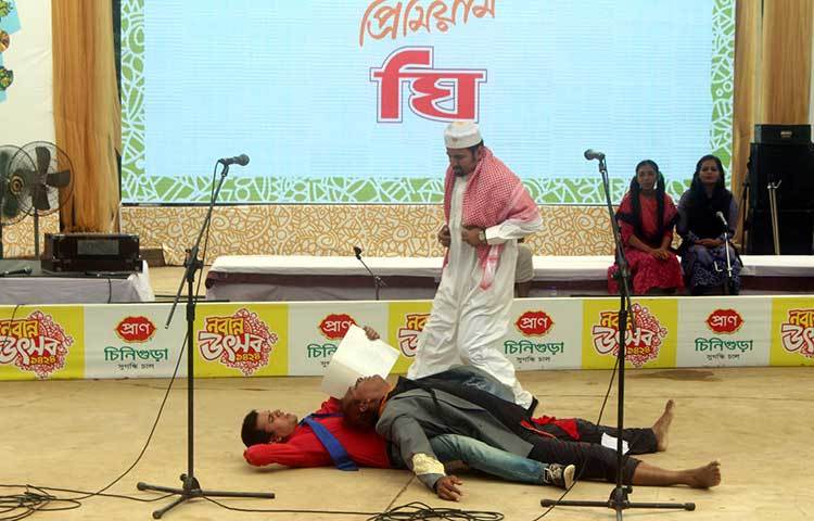 নবান্ন উৎসবে নাটক মঞ্চস্থ করা হচ্ছে। তিনদিনব্যাপী এ মেলা প্রতিদিন সকাল ৮টা থেকে রাত ৮ টা পর্যন্ত চলবে। ছবি : বিপ্লব দিক্ষৎ