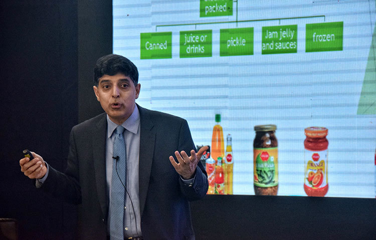 সেমিনারের বক্তব্যে আহসান খান চৌধুরী বলেন ‘সরকার এখনও কৃষিতে ভর্তুকি দিচ্ছে। এটি আমাদের জন্য আশীর্বাদ। এ আশীর্বাদ কাজে লাগিয়ে বিশ্বকে চ্যালেঞ্জ জানাতে হবে।’ ছবি : মাহবুব আলম