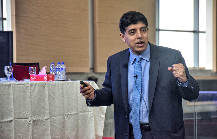 আহসান খান চৌধুরী তার বক্তব্যে আরও বলেন, ‘বাবা বলতেন, উদ্যোগ গ্রহণের প্রধান এবং প্রথম শর্ত হচ্ছে সাহস ও ধৈর্য। সামনে এগিয়ে যেতে হলে প্রথমেই ধৈর্য ধারণ করতে হবে।’ ছবি : মাহবুব আলম