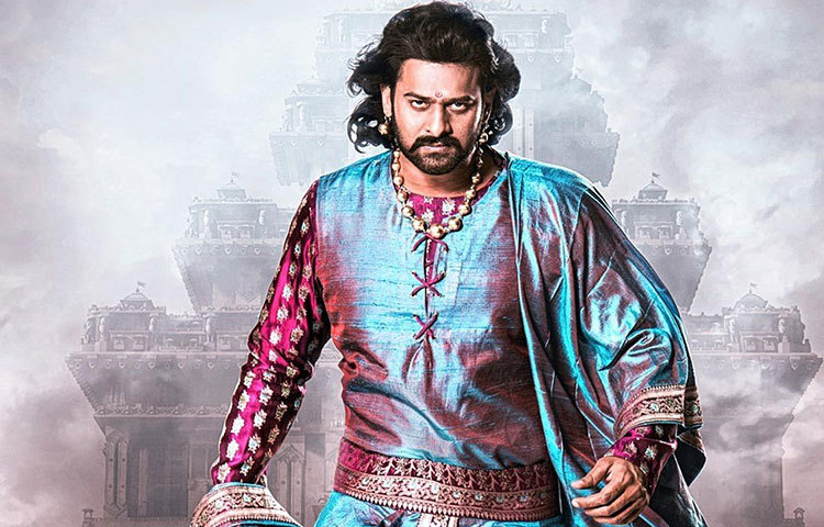 প্রভাস : দক্ষিণী তারকাদের মধ্যে নিঃসন্দেহে এই মুর্হূতে সবচেয়ে জনপ্রিয় প্রভাস। ‘বাহুবলী’র পর আসমুদ্রহিমাচলের নয়নের মণি এই তেলুগু তারকা।