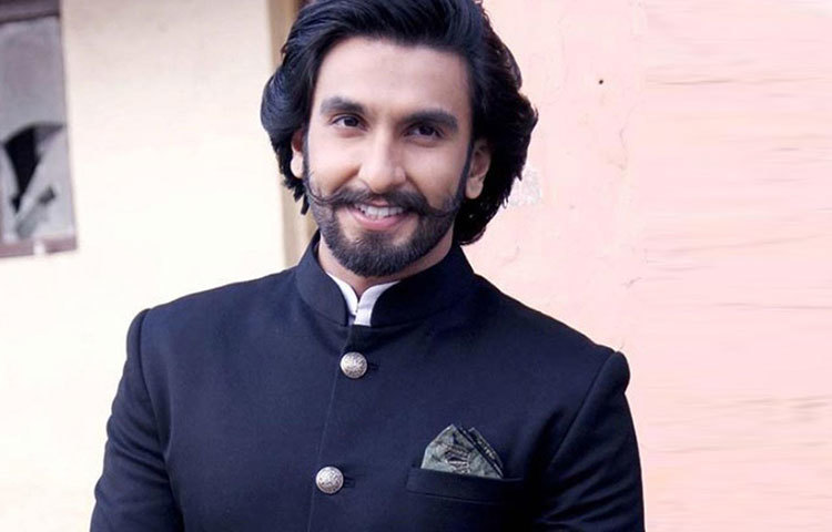 প্রিয়াঙ্কার পর ফোর্বসের তালিকায় নাম রয়েছে রণবীর সিংহের। রণবীরের ২০১৭ সালের আয় প্রায় ৬৫ কোটি টাকা।