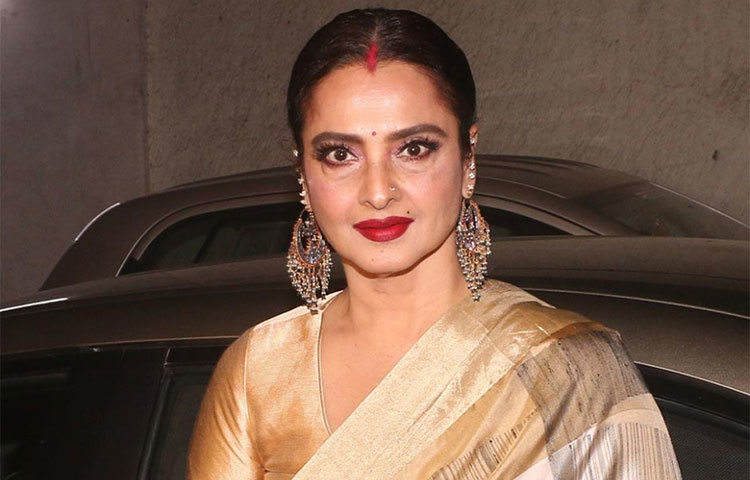 রেখা মাত্র ১৫ বছর বয়সে রাজা নাওয়াথের ‘আনজানা সফর’ ছবির শুটিংয়ে গিয়ে যৌন হয়রানির শিকার হয়েছেন।