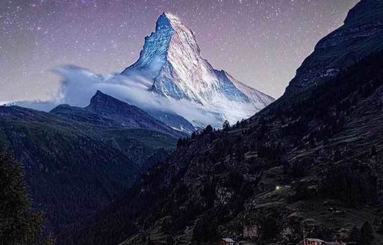 ভেনিস-ইতালি : ভাবতেই খারাপ লাগে, ৮০ বছর পর পৃথিবীর অন্যতম সেরা রোমান্সের এই শহরের আর কোনো অস্বিত্বই থাকবেই না। ভয়ঙ্কর বন্যায় সমুদ্রের নীচে মুখ লুকাতে পারে এই শহর।