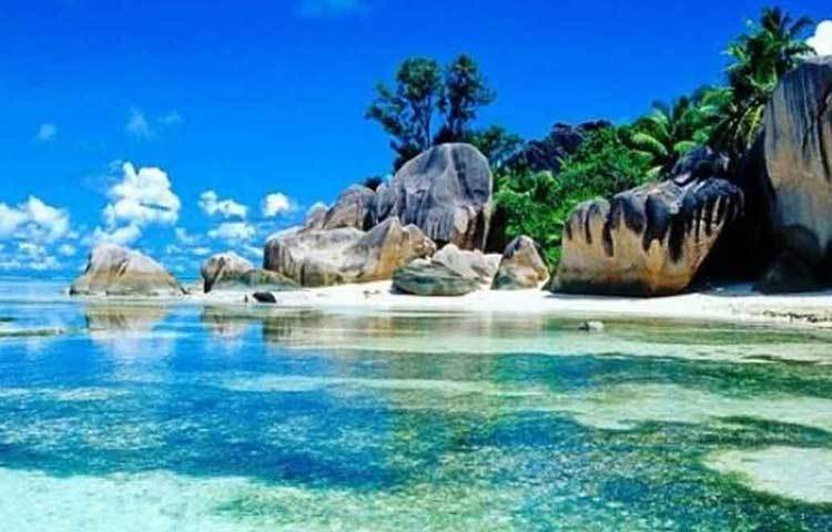 সেসেলস : নবদম্পতিদের কাছে হট ফেভারিট হনিমুন ডেস্টিনেশন এই সেসেলস। কিন্তু মারাত্মক ভূমিক্ষয়ের মুখে দাঁড়িয়ে রয়েছে এই দ্বীপপুঞ্জ। ফলে আগামী ৫০ থেকে ১০০ বছরের মধ্যে হয়তো হারিয়ে যাবে সেসেলস।