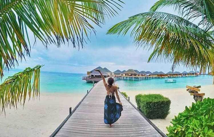 মালদ্বীপ-ভারত মহাসাগর : অন্যতম পছন্দের হনিমুন ডেস্টিনেশনগুলির মধ্যে অন্যতম এই মালদ্বীপ। আবহাওয়ার পরিবর্তন এবং বিশ্ব উষ্ণায়নের করাল গ্রাসে আগামী ১০০ বছরের মধ্যে হারিয়ে যেতে পারে মালদ্বীপও।