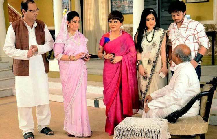 চিকিৎসার পরে কিছুটা সুস্থ হয়ে ফের সিরিয়ালের শুটিং শুরু করেছিলেন রীতা।