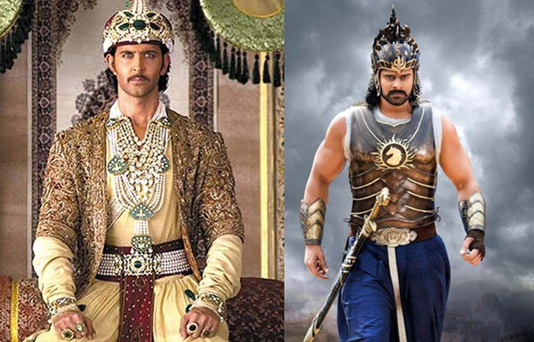 বাহুবলী : ঠিক একই ভাবে প্রভাসের জায়গায় হৃতিক রোশনকে নেবেন ঠিক করেছিলেন পরিচালক। হিন্দিতে মূল ছবিটি বানিয়ে তারপর তা বিভিন্ন ভাষায় বানানোর পরিকল্পনা ছিল। কিন্তু হৃতিক কোনও আগ্রহ দেখাননি।