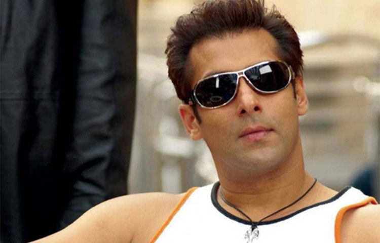 গত বছরের মতো এবারও তালিকার এক নম্বরে সালমান খান। অভিনয় ছাড়াও বিভিন্ন ব্র্যান্ডের বিজ্ঞাপনে দেখা গিয়েছে তাকে। ফোর্বসের উল্লেখিত সময়ে ২৩২ কোটি ৮৩ লাখ টাকা উপার্জন করেছেন সালমান খান।