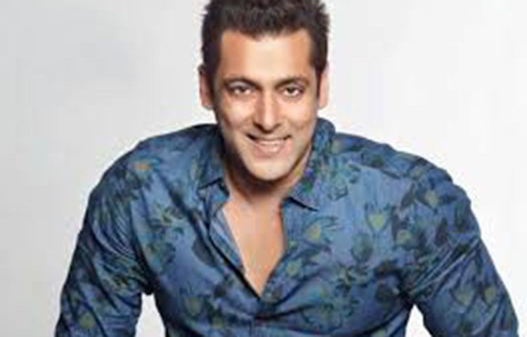 অক্ষয়ের পরেই রয়েছেন সালমান খান। বলিউডের ‘ভাইজান’-এর টিউবলাইট খুব একটা চলেনি। তবে সব মিলিয়ে তার আয় হয়েছে ২৩৮ কোটি টাকা।