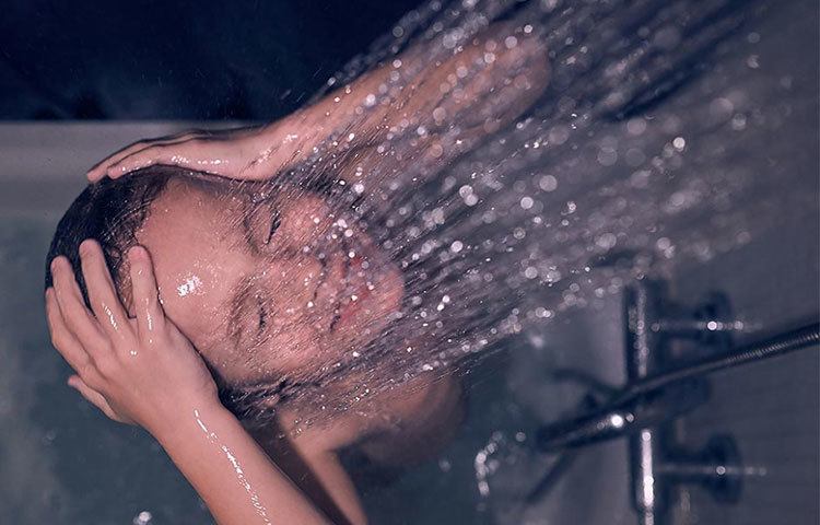 গোসল : ঘুমনোর জন্য বিছানায় যাওয়ার আগে ঠান্ডা পানিতে গোসল করা ভাল অভ্যাস। এতে স্ট্রেস কমবে, শরীর তরতাজা হয়।