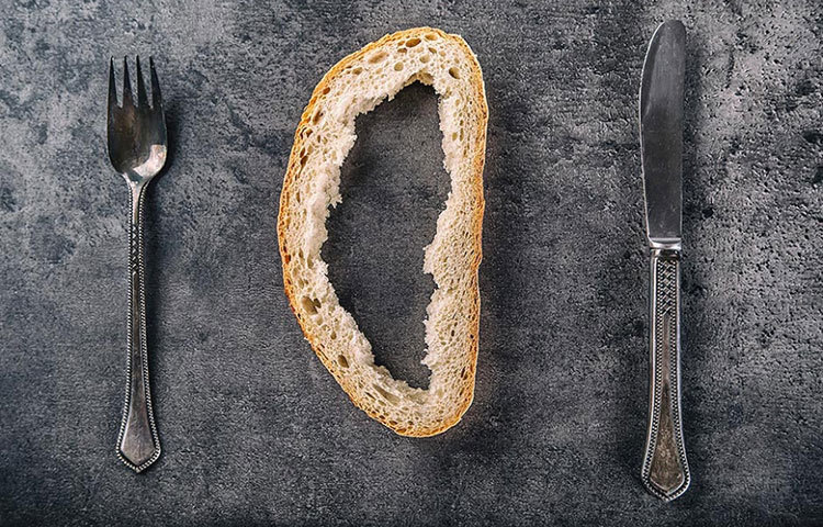 অল্প খাবার : নৈশভোজে বেশি পরিমাণ খাওয়া উচিত নয়। রাতে বেশি খেলে তা হজমের সমস্যা তৈরি করে। সহজে ঘুমও আসতে চায় না।