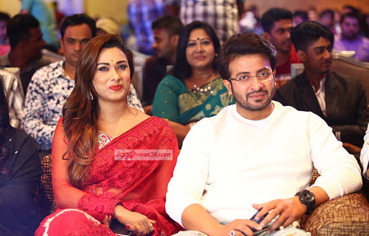 ‘নোলক’ ছবির মহরত অনুষ্ঠানে ক্যামেরাবন্দি হয়েছেন শাকিব খান ও ববি। গতকাল (মঙ্গলবার) সন্ধ্যায় ‘নোলক’ ছবির মহরত অনুষ্ঠিত হয়েছে রাজধানীর একটি পাঁচতারা হোটেলে। ছবি : মাহবুব আলম