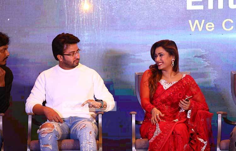 হয়তো ছবির নানা দিক নিয়ে কথা বলছেন শাকিব-ববি। এ ছবিতে তারা জুটি হিসেবে অভিনয় করবেন। ছবি : মাহবুব আলম