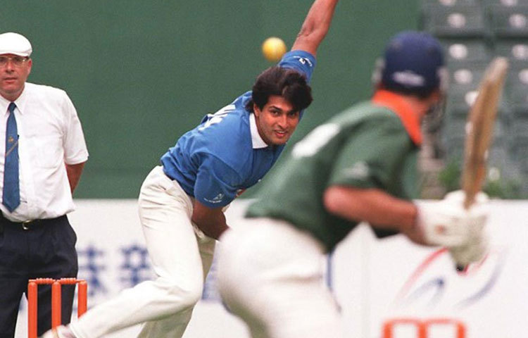 সলিল আঙ্কোলা : ১৯৮৯ সাল থেকে ১৯৯৭ সাল পর্যন্ত আন্তর্জাতিক ক্রিকেট খেলেছেন এই ভারতীয় ক্রিকেটার। তার পরেই ক্রিকেট থেকে বিদায় নেন তিনি। অভিনয় জগতে নেমে পড়েন সলিল আঙ্কোলা।