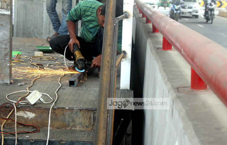 মালিবাগ চৌরাস্তার কাছে সড়ক বিভাজক থেকে ফ্লাইওভারে উঠার জন্য সিঁড়িটি নির্মিত হচ্ছে। ছবি : বিপ্লব দিক্ষিৎ