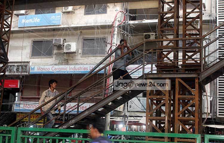 বৃহস্পতিবার গিয়ে দেখা যায়, মালিবাগ চৌরাস্তায় সড়ক বিভাজক থেকে চারটি লোহার এঙ্গেল দিয়ে বানানো কাঠামো উপরের দিকে উঠে গেছে। ছবি : বিপ্লব দিক্ষিৎ