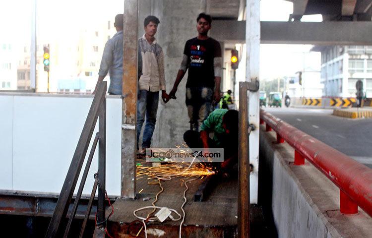 ঝালাইয়ের কাজ চলছে। ছবি : বিপ্লব দিক্ষিৎ