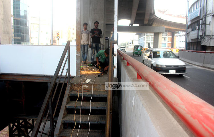 সিঁড়ি বেয়ে উপরে উঠে দেখা যায়,  ট্রাসের উপর লোহার পাটাতন দেওয়া হয়েছে। ছবি : বিপ্লব দিক্ষিৎ