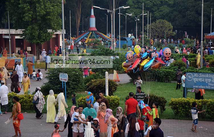 রাজধানী শাহবাগের শিশুপার্ক যেন শিশুদের আনন্দ রাজ্য। শিশুরা অভিভাবকদের সঙ্গে ঘুরতে এসেছে। ছবি : মাহবুব আলম