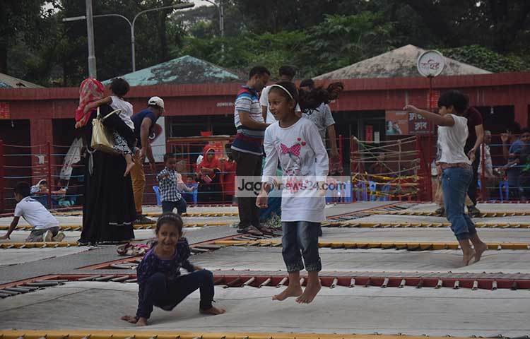 শিশুদের আনন্দের কোলাহল। ওরা হারিয়ে গেছে ওদের নিজস্ব ভুবনে। ছবি : মাহবুব আলম