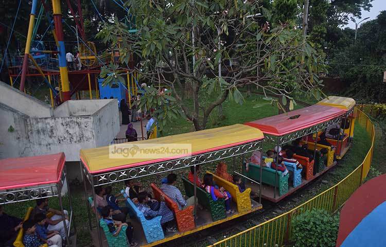 শিশুপার্কে এলে সবার যেন রেলগাড়িতে চড়তেই হবে। কারণ পার্কের রেলগাড়িতে ভ্রমণে আছে এক অন্যরকম আনন্দ। ছবি : মাহবুব আলম