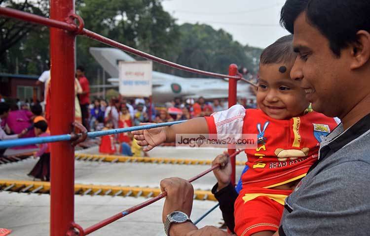 রাজধানীতে বিনোদনকেন্দ্র কম থাকায় শিশুপার্কেই শিশুদের নিয়ে আসেন অধিকাংশ অভিভাবকরা। ছবি : মাহবুব আলম