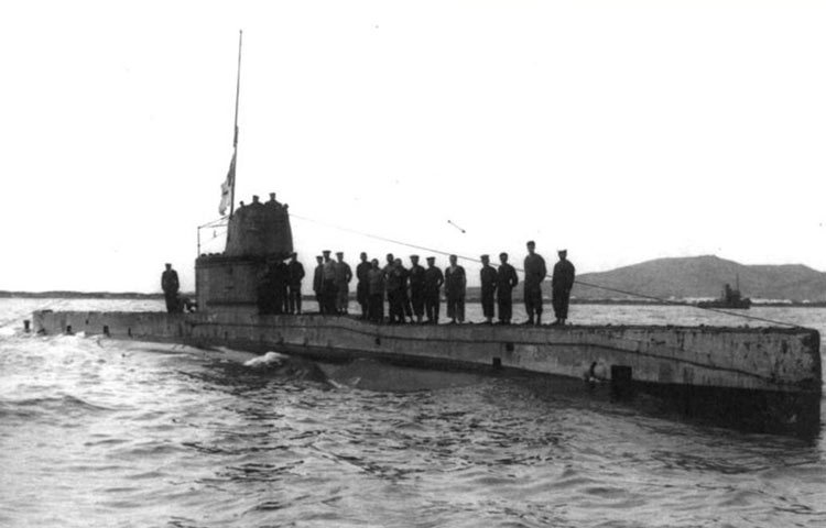 ১৯১৪ সালে পাপুয়া নিউগিনির রাবাউল থেকে ৩৫ জন অস্ট্রেলিয়ান ও ব্রিটিশ ক্রু-সহ নিখোঁজ হয়েছিল এই সাবমেরিনটি।