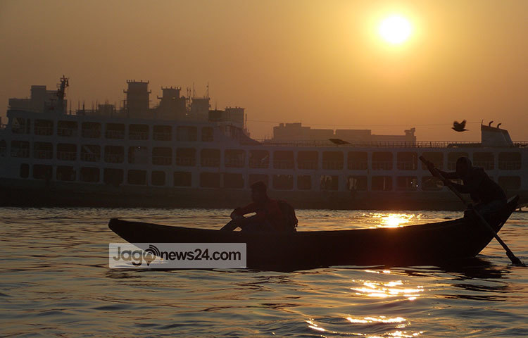 ‘উপরে ফিটফাট ভেতরে সদরঘাট’ রাজধানীর সদরঘাট নিয়ে এমন অনেক নেতিবাচক কথা থাকলে এর যে আলাদা সৌন্দর্য রয়েছে তা অনেকেই প্রত্যক্ষ করেননি! সদরঘাটের সকালের মায়াবী সূর্যোদয় সৌন্দর্য মনকে ভালো করে দেবে। ছবি : রবিউল ইসলাম পলাশ