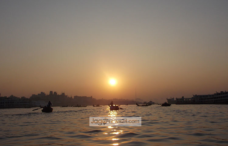 সদরঘাটে সকালবেলার সূর্যোদয়ের ছবি ক্যামেরাবন্দি করেছেন আলোকচিত্রী রবিউল ইসলাম পলাশ।