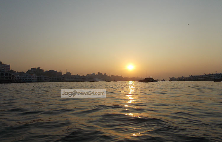 সদরঘাটের এক প্রান্তে সূর্য উঠছে। এই জানান দিচ্ছে আবার কর্মব্যস্ত হয়ে উঠবে সদরঘাট। ছবি : রবিউল ইসলাম পলাশ