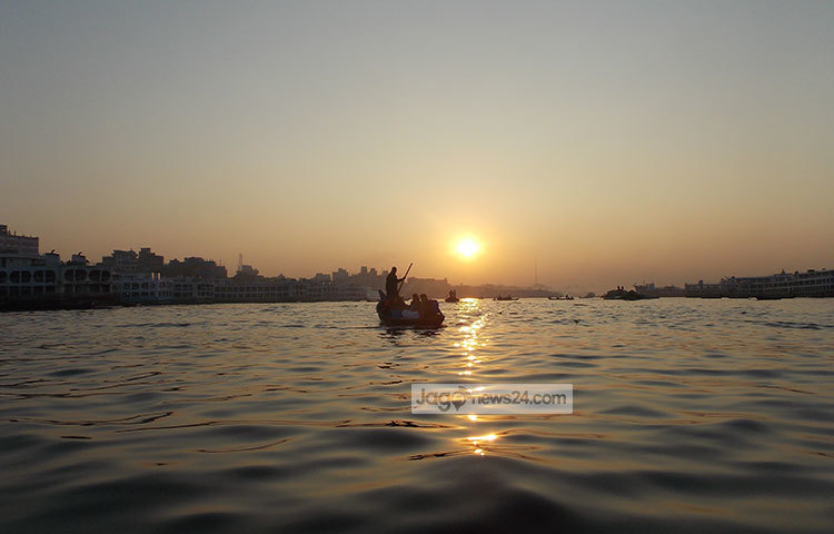 সকালের সূর্য উঠতে না উঠতেই মানুষ কাজের জন্য ছুটছে। খেয়া পার হয়ে এক পাড় থেকে অন্য পাড়ে যাচ্ছে কর্মজীবীরা। ছবি : রবিউল ইসলাম পলাশ