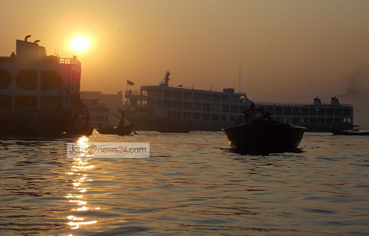একদিকে সূর্য উঠছে অন্যদিকে দেশের দক্ষিণ অঞ্চল থেকে লঞ্চযোগে ঢাকাতে আসছে মানুষ। ছবি : রবিউল ইসলাম পলাশ