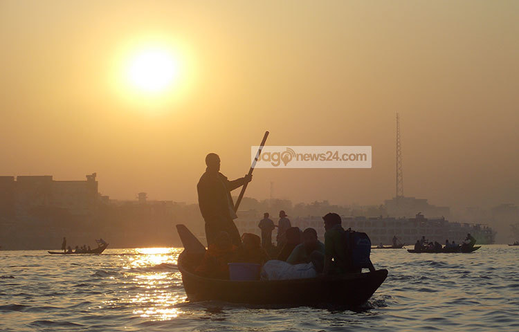 সাতসকালে বুড়িগঙ্গায় খেয়া পাড় হচ্ছে মানুষ। জীবন ও জীবীকার সন্ধানে সবাই যে যার মত করে কাজের সন্ধানে ছুটছে সবাই। ছবি : রবিউল ইসলাম পলাশ